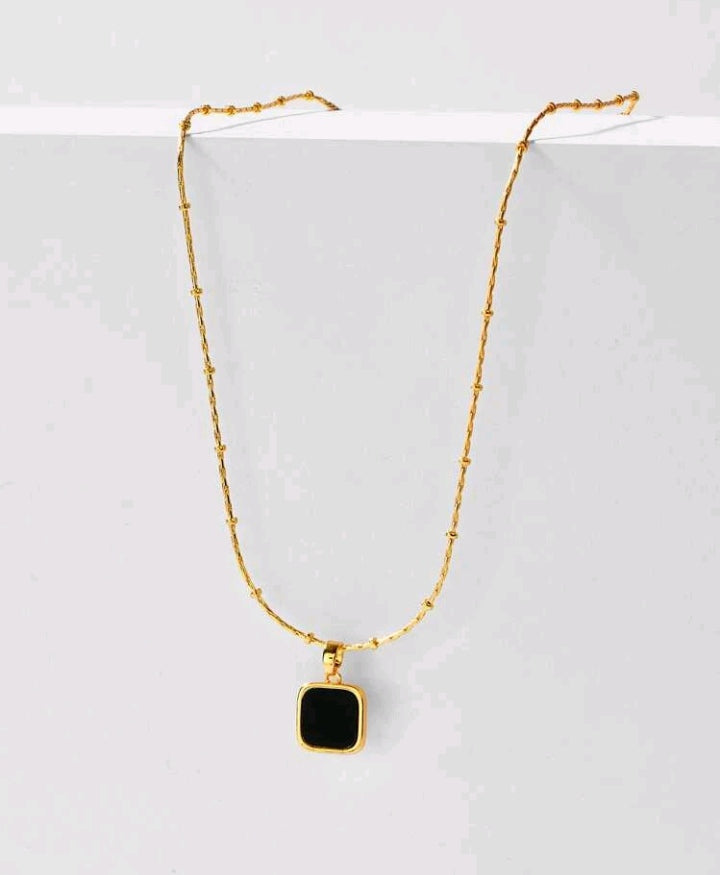 Colar feminino dourado com pingente quadrado