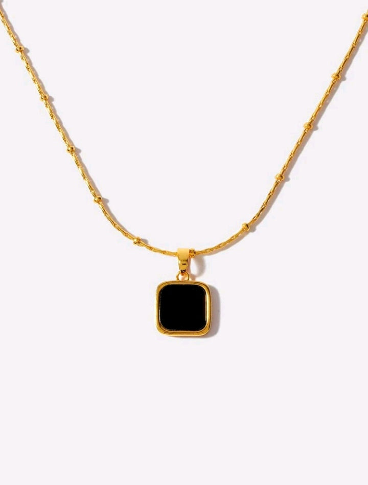 Colar feminino dourado com pingente quadrado