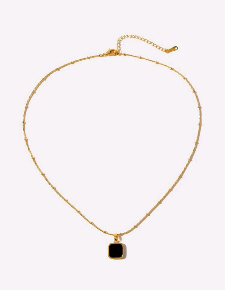 Colar feminino dourado com pingente quadrado