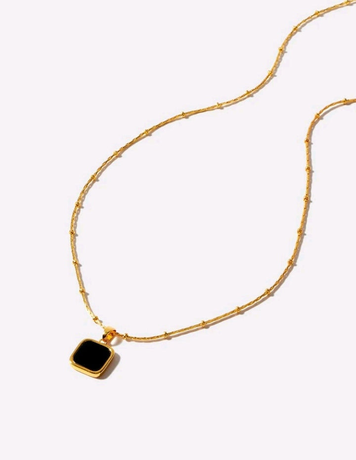 Colar feminino dourado com pingente quadrado