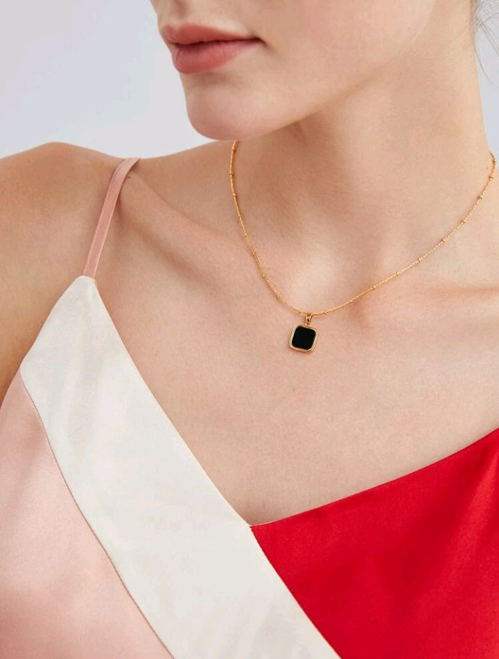 Colar feminino dourado com pingente quadrado