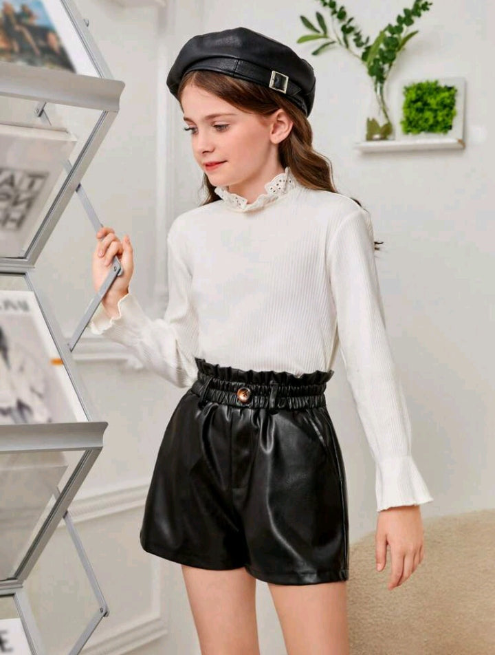 Short Feminino Com Revestimento em Couro e Botões em Ouro