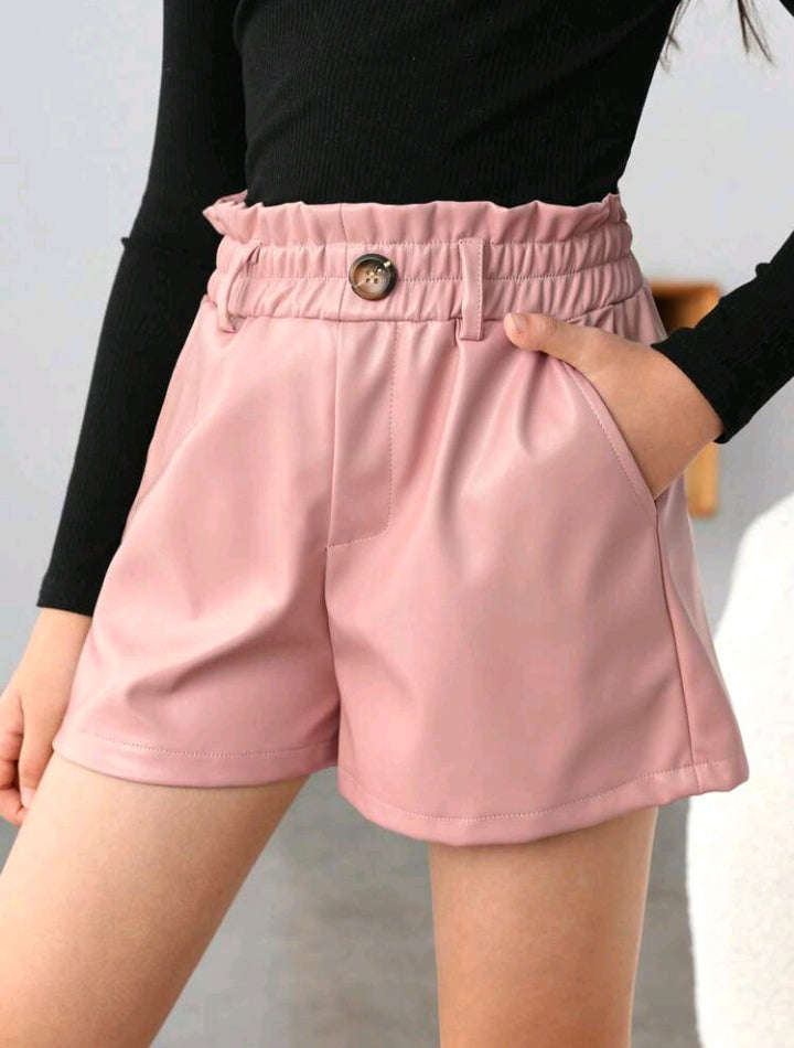 Short Feminino Com Revestimento em Couro e Botões em Ouro