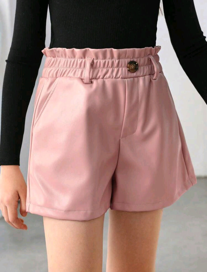 Short Feminino Com Revestimento em Couro e Botões em Ouro